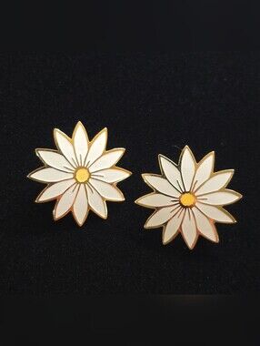Vintage Enamel Floral Clip Earrings Flower Power 60s Daisy Groovy White Gold